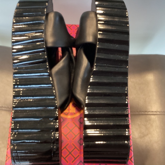 Tory Burch Knotted Scallop Wedge Slide Nappa Leather Size 8 - Picture 2 of 6